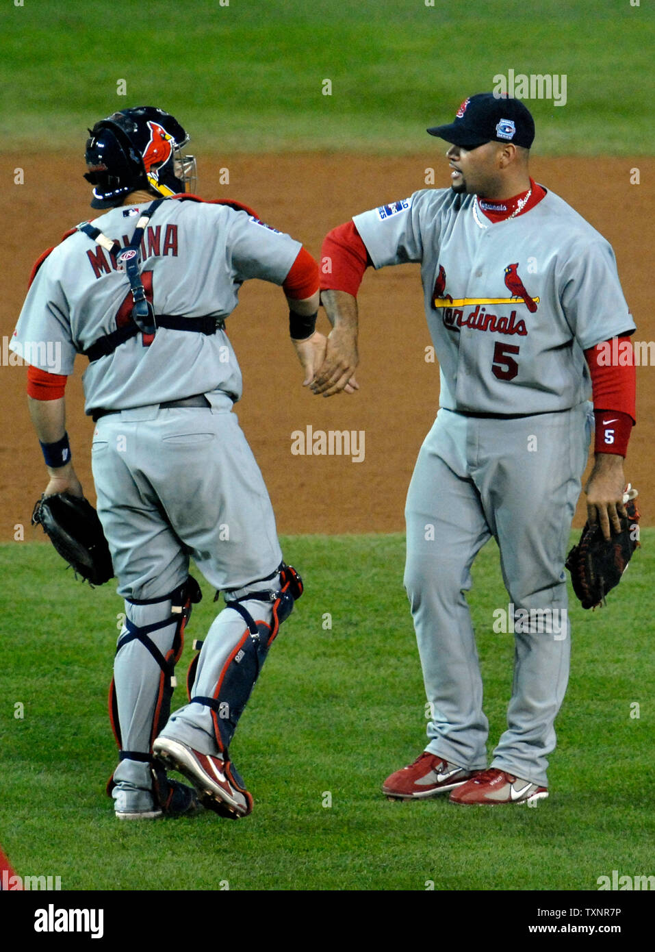 Baseball Cardinals de St. Albert Pujols (5) et catcher Yadier Molina (4) célébrer leurs équipes 7-2 victoire sur les Tigers de Detroit dans le jeu 1 de la Série mondiale, à Comerica Park à Detroit le 21 octobre 2006. (UPI Photo/Kevin Dietsch) Banque D'Images