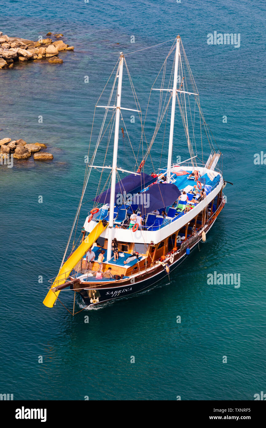 Bateau de plaisance, excursionnistes "Sabrina" à l'entrée du port de Kyrenia, Girne, République turque de Chypre du Nord. Banque D'Images