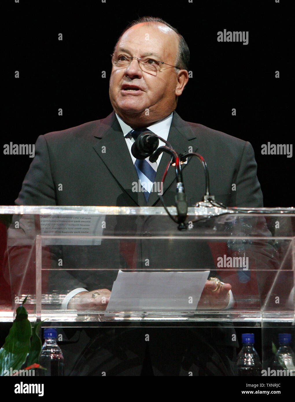 L'ancien entraîneur-chef des Red Wings de Detroit Scotty Bowman s'adresse à la foule à propos de l'ancien joueur du nombre de Steve Yzerman qui était être retraité à la Joe Louis Arena de Détroit le 2 janvier 2007. (Photo d'UPI/Scott R. Galvin) Banque D'Images