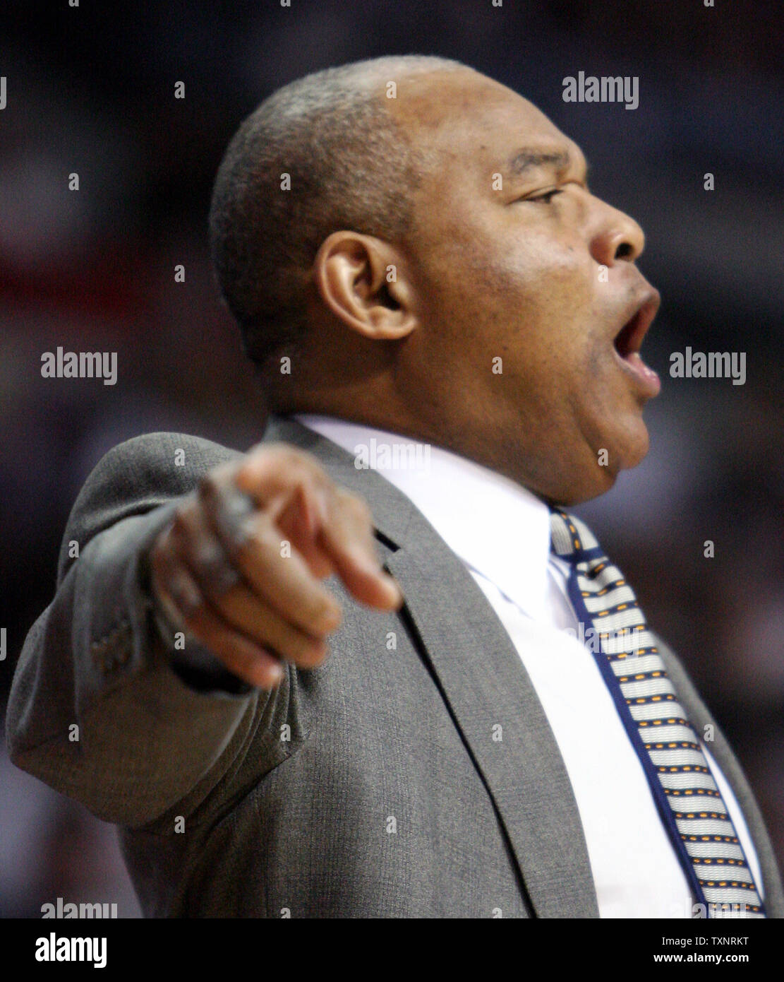 L'entraîneur des Bobcats Bernie Bickerstaff crie à ses joueurs durant le premier trimestre contre les Detroit Pistons au Palace of Auburn Hills de Auburn Hills, Michigan, le 10 janvier 2007. (Photo d'UPI/Scott R. Galvin) Banque D'Images