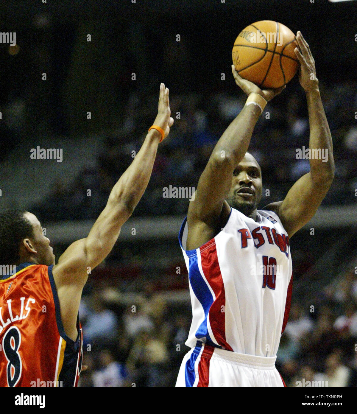 Detroit Pistons guard Lindsey Hunter (10) fait un deux-point shot cours des Golden State Warriors guard Monta Ellis (8) au quatrième trimestre au Palace of Auburn Hills de Auburn Hills, Michigan, le 5 mars 2007. Les guerriers vaincus les Pistons 111-93. (Photo d'UPI/Scott R. Galvin) Banque D'Images