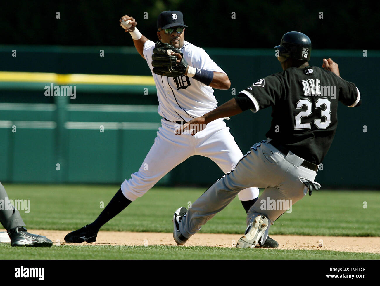 Tigers de Detroit court arrêt rend le Jeux video nintendo wii jeter à la première pour finir un double jeu après avoir obtenu des Chicago White Sox Jermaine Dye (23) dans le 10e manche à Comerica Park à Detroit le 22 avril 2007. Les Tigres défait les White Sox 6-5 en 12 manches. (Photo d'UPI/Scott R. Galvin) Banque D'Images