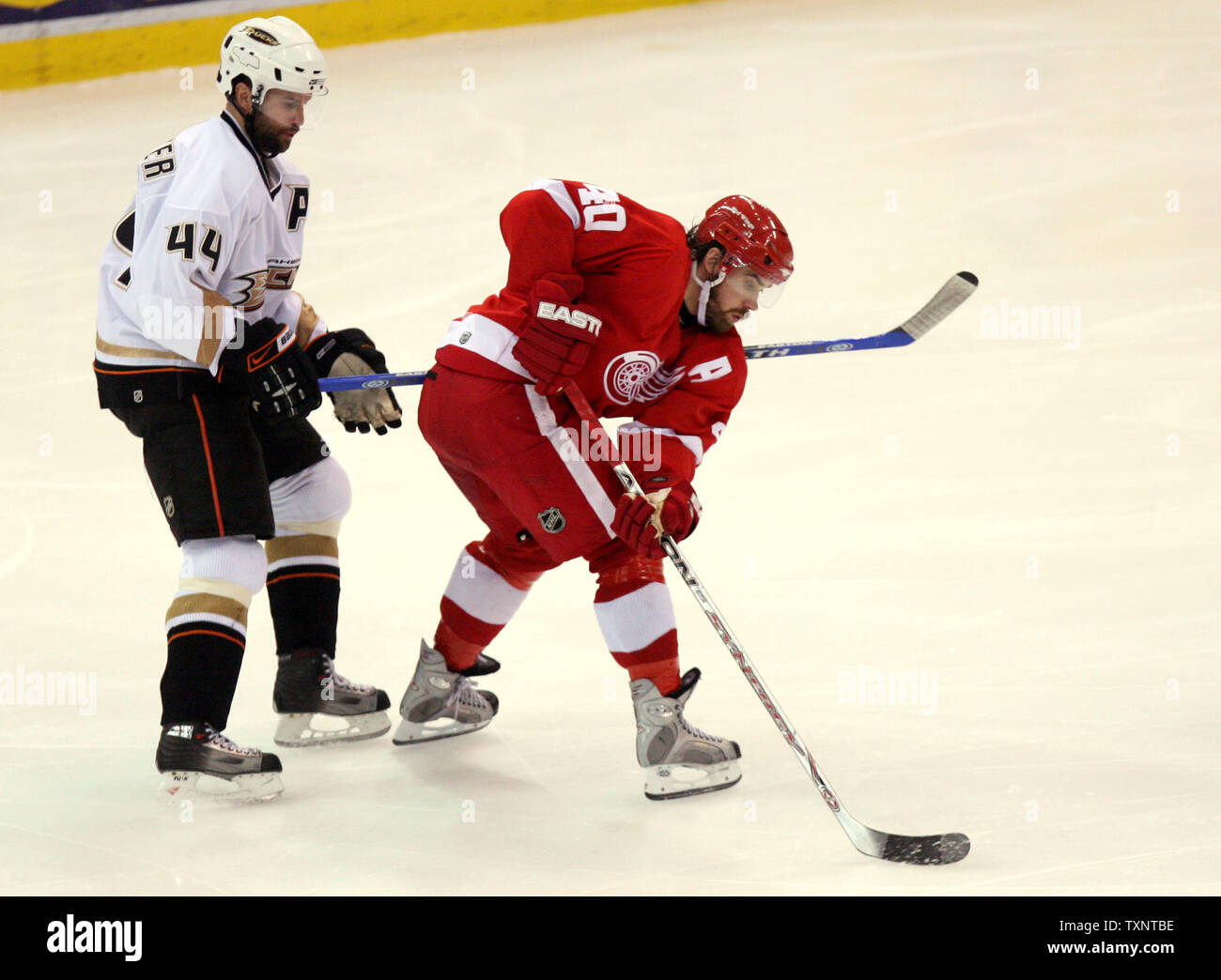 Red Wings de Detroit L'ailier gauche Henrik Zetterberg (40) patins de la Suède la rondelle derrière le centre d'Anaheim Rob Niedermayer (44) dans la troisième période de jeu un des finales de conférence de l'Ouest à la Joe Louis Arena à Détroit le 11 mai 2007. Les Red Wings a vaincu les Ducks 2-1 pour mener la série 1-0. (Photo d'UPI/Scott R. Galvin) Banque D'Images