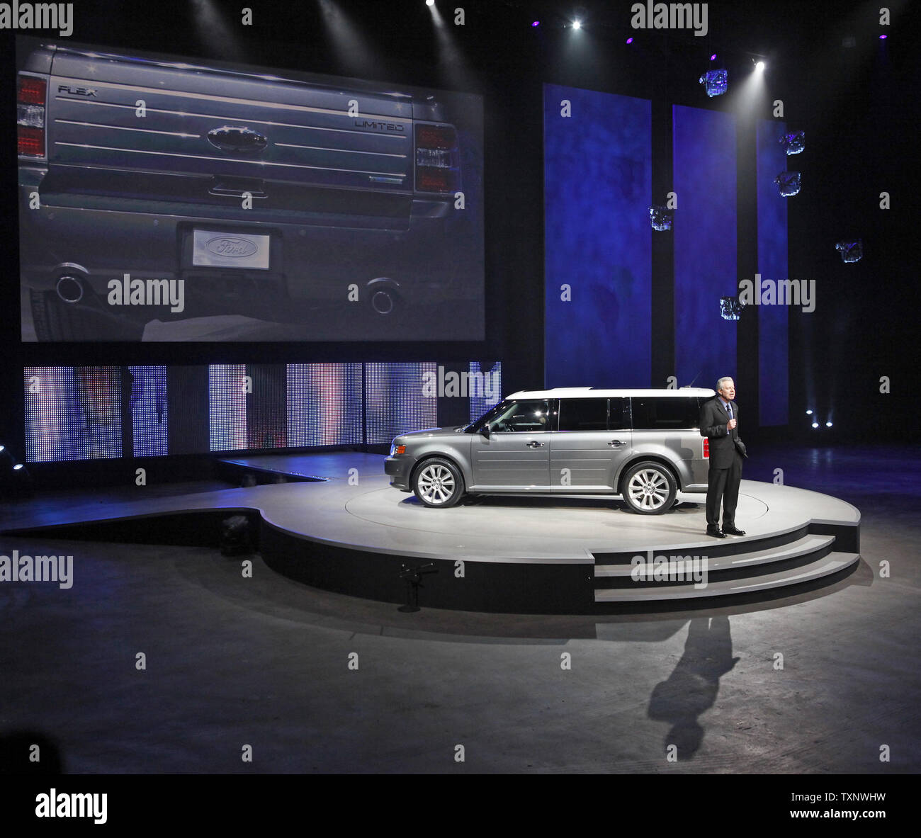 Derrick Kuzak, vice-président de groupe, développement produit mondial, Ford Motor Company, nous parle de la Ford Flex 2010 avec moteur EcoBoost à la North American International Auto Show au Cobo Center le 11 janvier 2009 à Detroit, Michigan. (Photo d'UPI/Brian Kersey) Banque D'Images