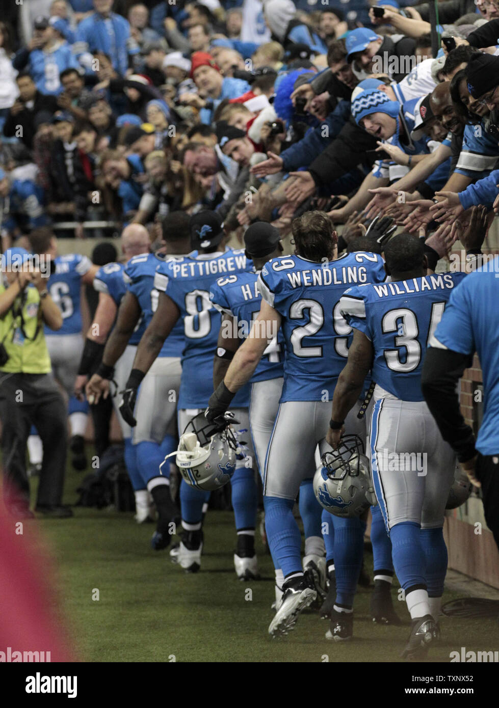 Detroit Lions joueurs serrent la main de fans après ils ont défait les Chargers de San Diego à Detroit le 24 décembre 2011. Le Programme Lions de battre les Chargers 38-10. Avec cette victoire les Lions décrocher une place en séries éliminatoires pour la première fois depuis 1999. UPI/Jeff Kowalsky Banque D'Images