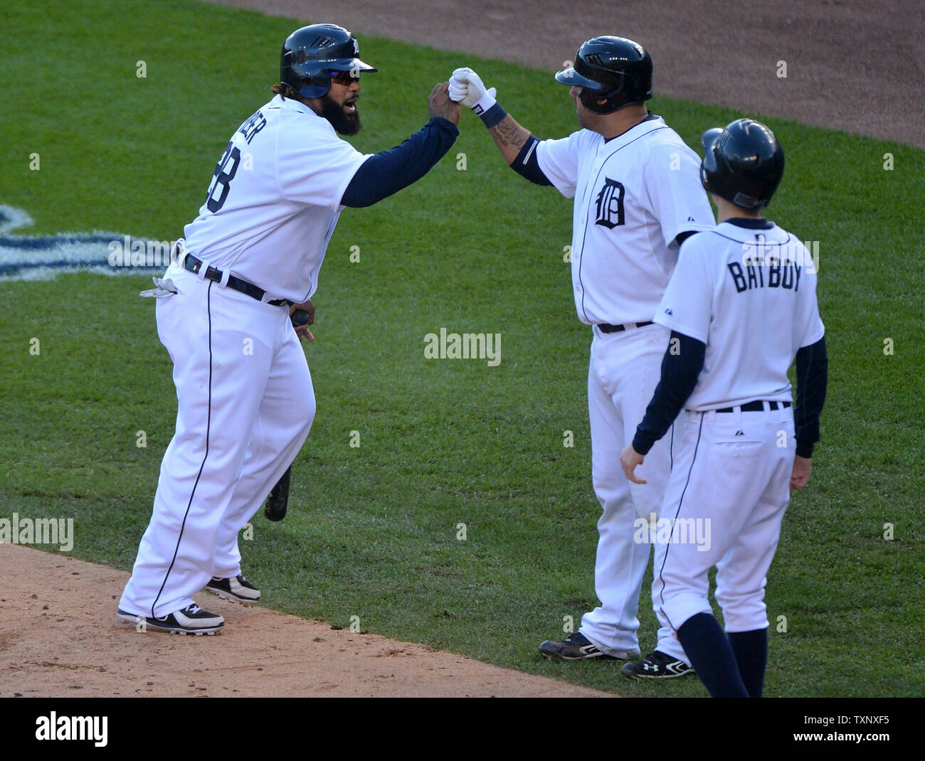 Tigers de Detroit' Prince Fielder est félicité par son coéquipier Gerald Laird après avoir marqué au large d'un single de Avisail Garcia contre les Yankees de New York dans la troisième manche du Match 4 de l'ALCS à Detroit le 18 octobre 2012. UPI/Kevin Dietsch Banque D'Images