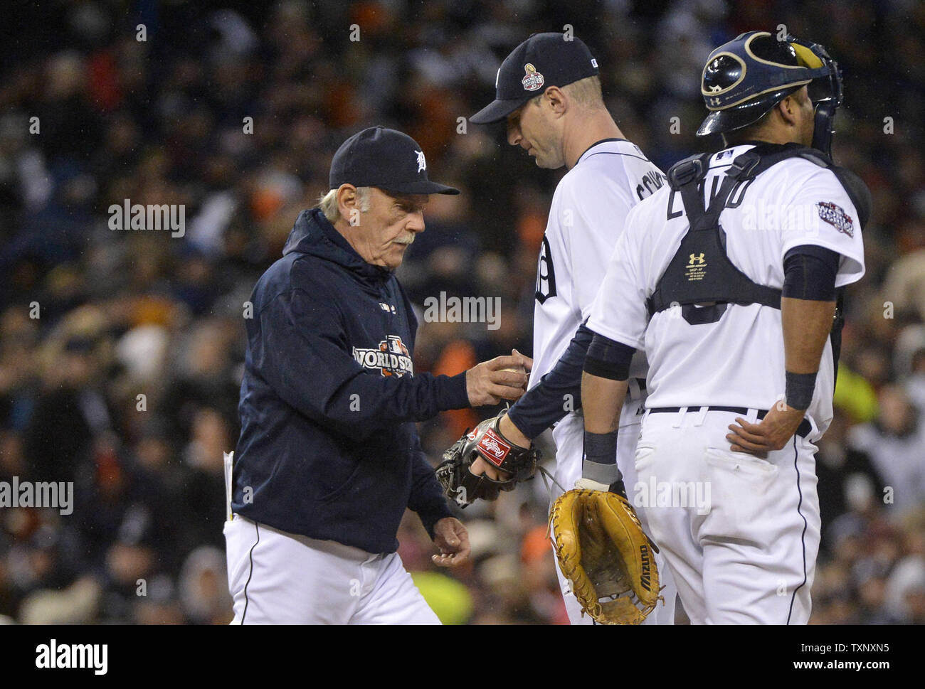 Tigers de Detroit manager Jim Leyland (L) prend le lanceur partant Max Scherzer (C) comme catcher Gerald Laird se dresse sur le monticule lors de la septième manche du Match 4 de la Série mondiale contre les Giants de San Francisco à Comerica Park le 28 octobre 2012 à Detroit. UPI/Kevin Dietsch Banque D'Images