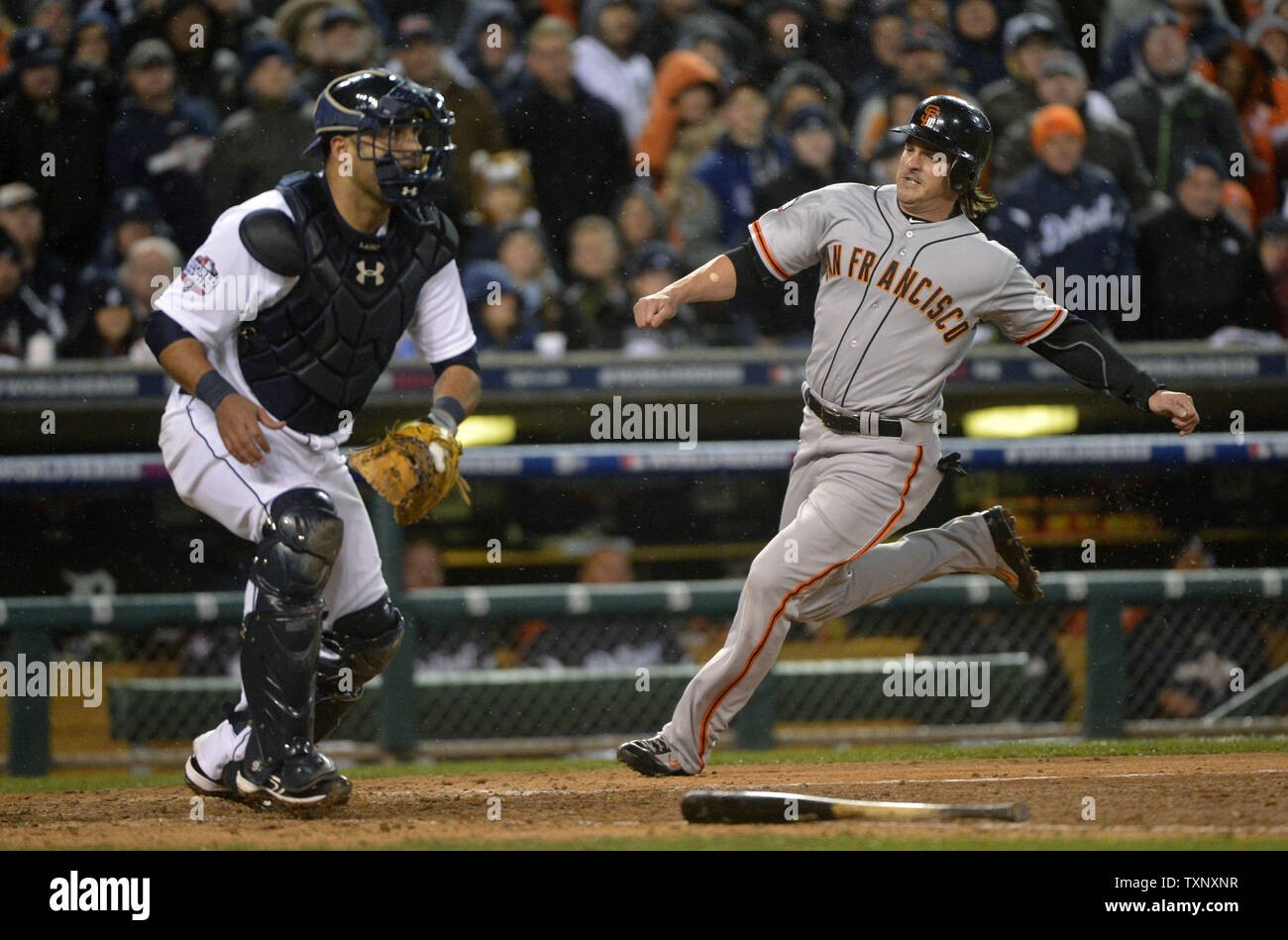 Giants de San Francisco' Ryan Theriot passé scores catcher Gerald Laird sur un seul coup de Marco Scutaro au cours de la dixième manche de jeu 4 de la Série mondiale à Comerica Park le 28 octobre 2012 à Detroit. UPI/Kevin Dietsch Banque D'Images