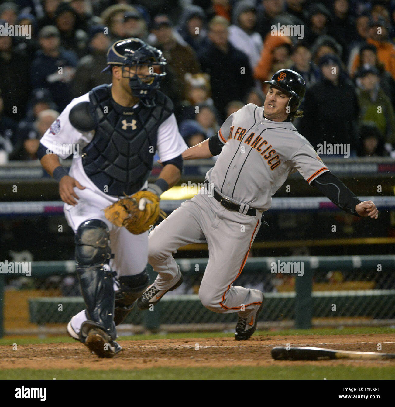 Giants de San Francisco' Ryan Theriot passé scores catcher Gerald Laird sur un seul coup de Marco Scutaro au cours de la dixième manche de jeu 4 de la Série mondiale à Comerica Park le 28 octobre 2012 à Detroit. UPI/Kevin Dietsch Banque D'Images