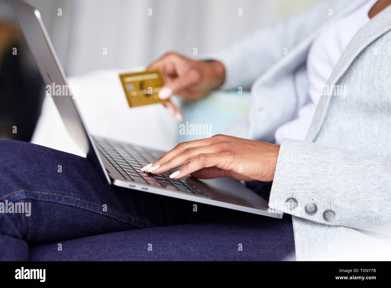 Ethnic woman shopping online using laptop Banque D'Images