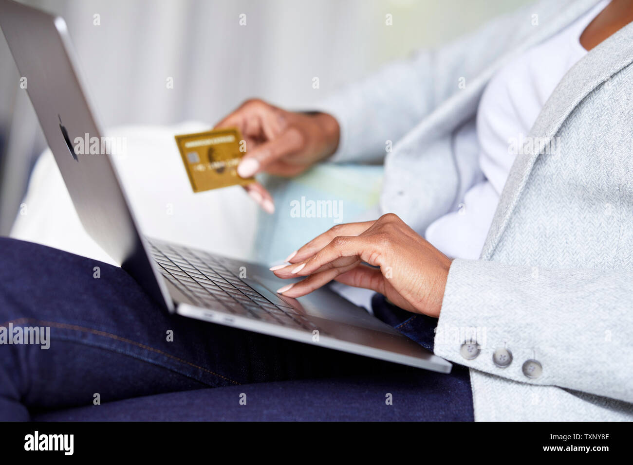 Ethnic woman shopping online using laptop Banque D'Images