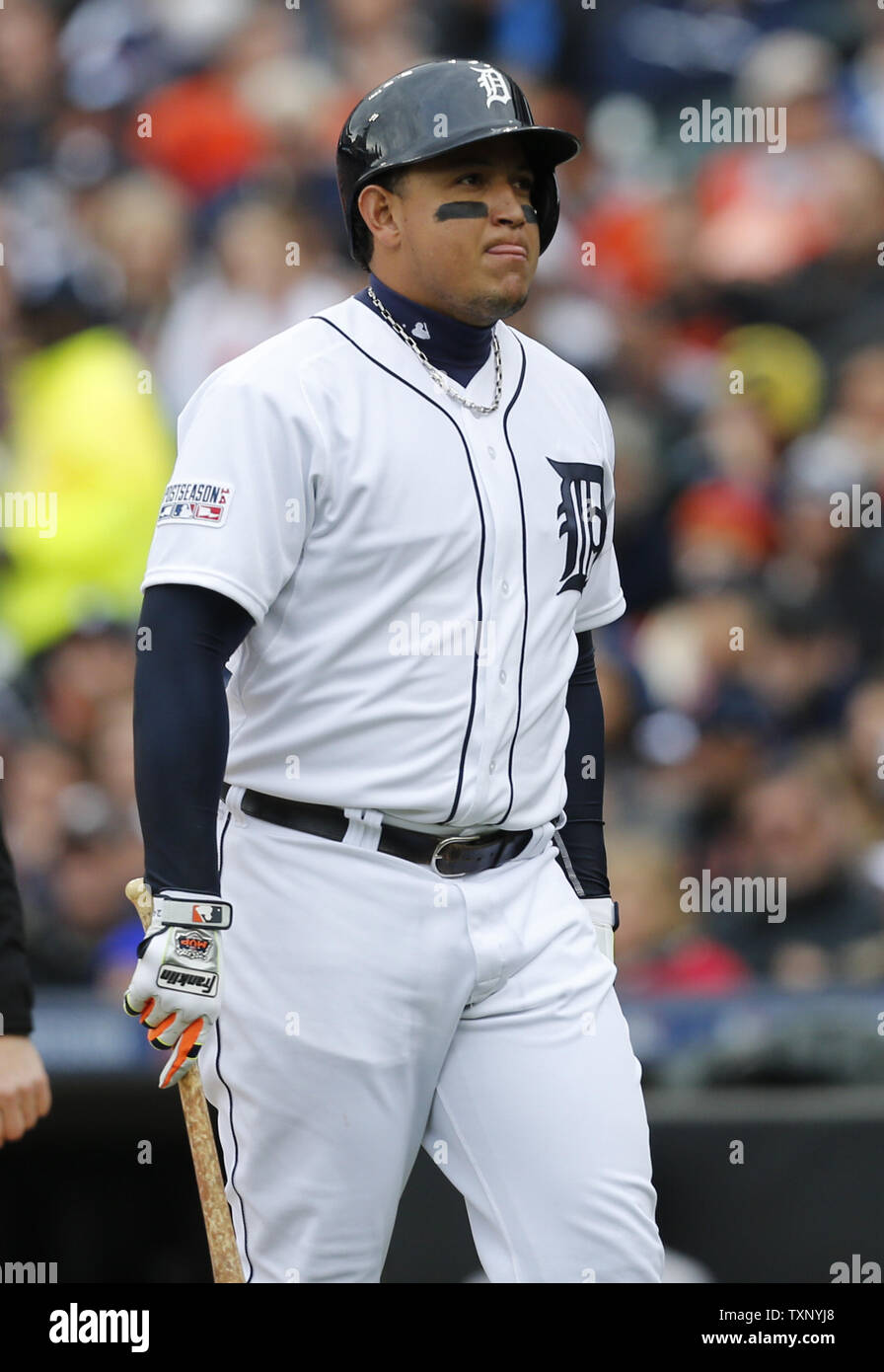 Tigers de Detroit Miguel Cabrera réagit à être frappé par des Baltimore Orioles Bud Norris dans la première manche du Match 3 de la Division de la ligue américaine à série Comerica Park à Detroit, Michigan, le 5 octobre 2014. Rebecca Cook/UPI Banque D'Images