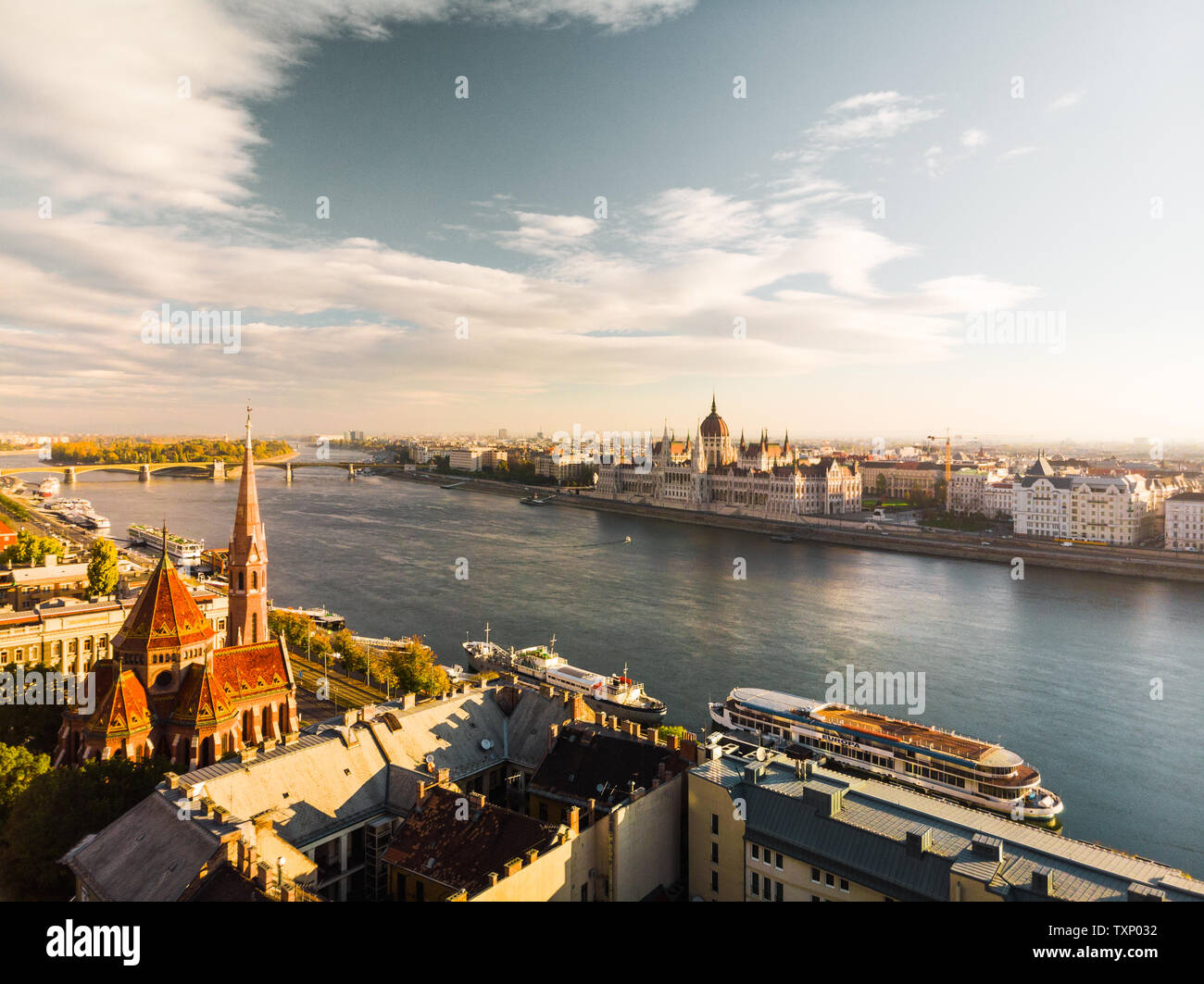 Vue aérienne sur l'édifice du parlement hongrois de dessus en face de la rivière du Danube à Budapest pendant le lever du soleil en automne avec sunshine (Budapest) Banque D'Images