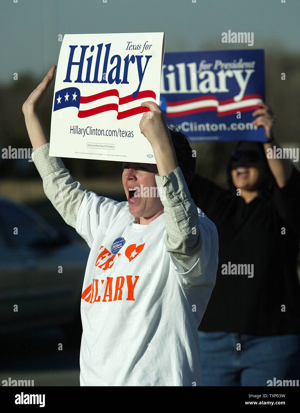 Les partisans d'Hillary Clinton Sarah Cox, gauche, et Brenda Reyes, de Dallas, participer à Clinton's 'honk et holler' campagne sur Skillman Road à Keller, Texas le 4 mai 2008. (Photo d'UPI/Robert Hughes) Banque D'Images