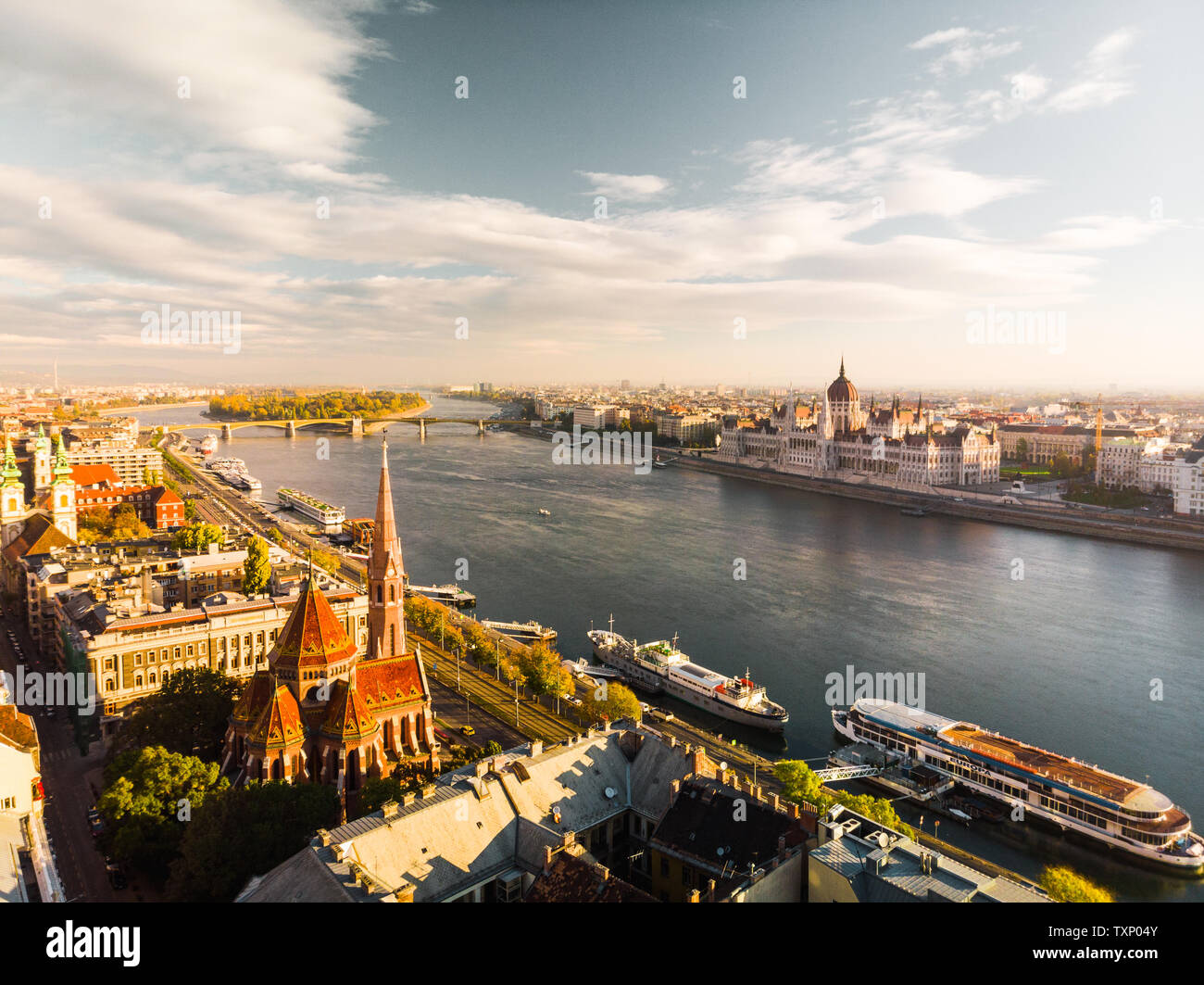 Vue aérienne sur l'édifice du parlement hongrois de dessus en face de la rivière du Danube à Budapest pendant le lever du soleil en automne avec sunshine (Budapest) Banque D'Images