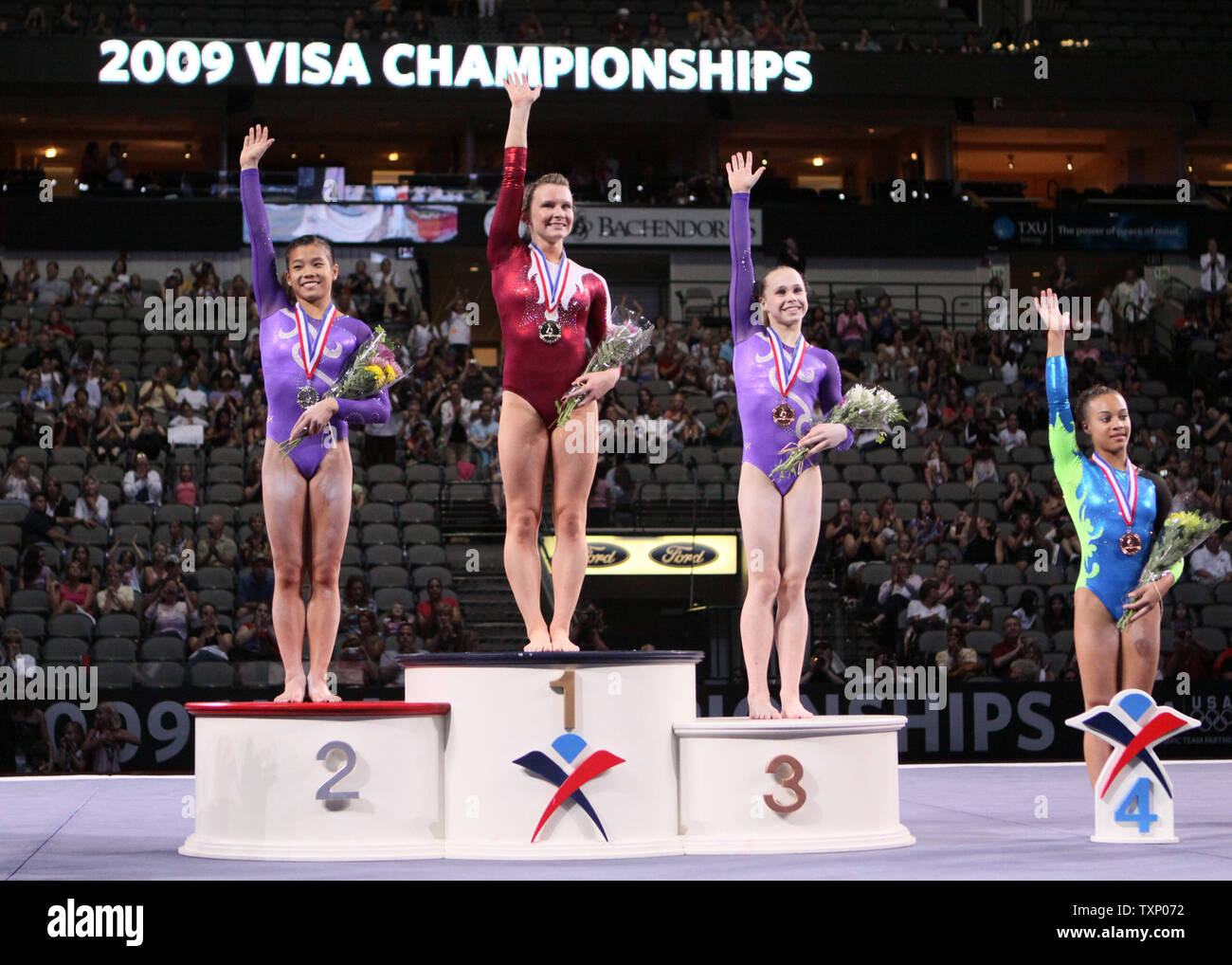 Les 2009 femmes Championnats Visa tout autour de Bridget Sloan gagnant et les autres artistes interprètes ou exécutants sont mêlés à haut l'American Airlines Center de Dallas le 15 août 2009. Sloan, 17 ans, venaient de derrière à la victoire contre favoris Ivana Hong (2) et Rebecca Bross (3). Kytra Hunter, extrême droite, a terminé quatrième. UPI Photo/Robert Hughes Banque D'Images