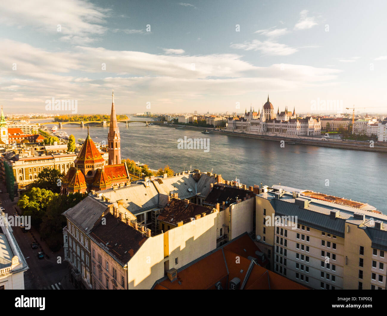 Vue aérienne sur l'édifice du parlement hongrois de dessus en face de la rivière du Danube à Budapest pendant le lever du soleil en automne avec sunshine (Budapest) Banque D'Images