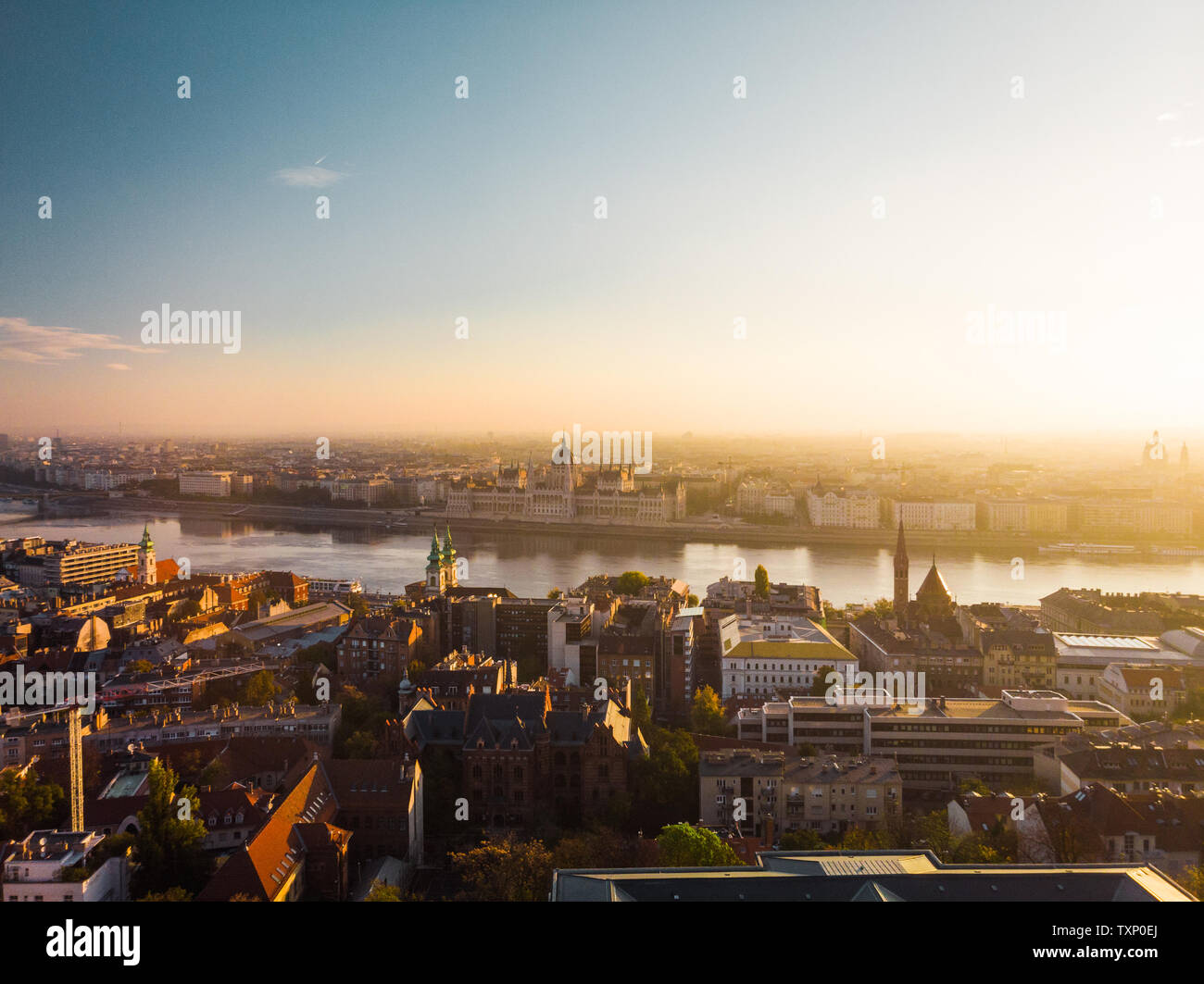 Vue aérienne sur l'édifice du parlement hongrois de dessus en face de la rivière du Danube à Budapest pendant le lever du soleil en automne avec sunshine (Budapest) Banque D'Images
