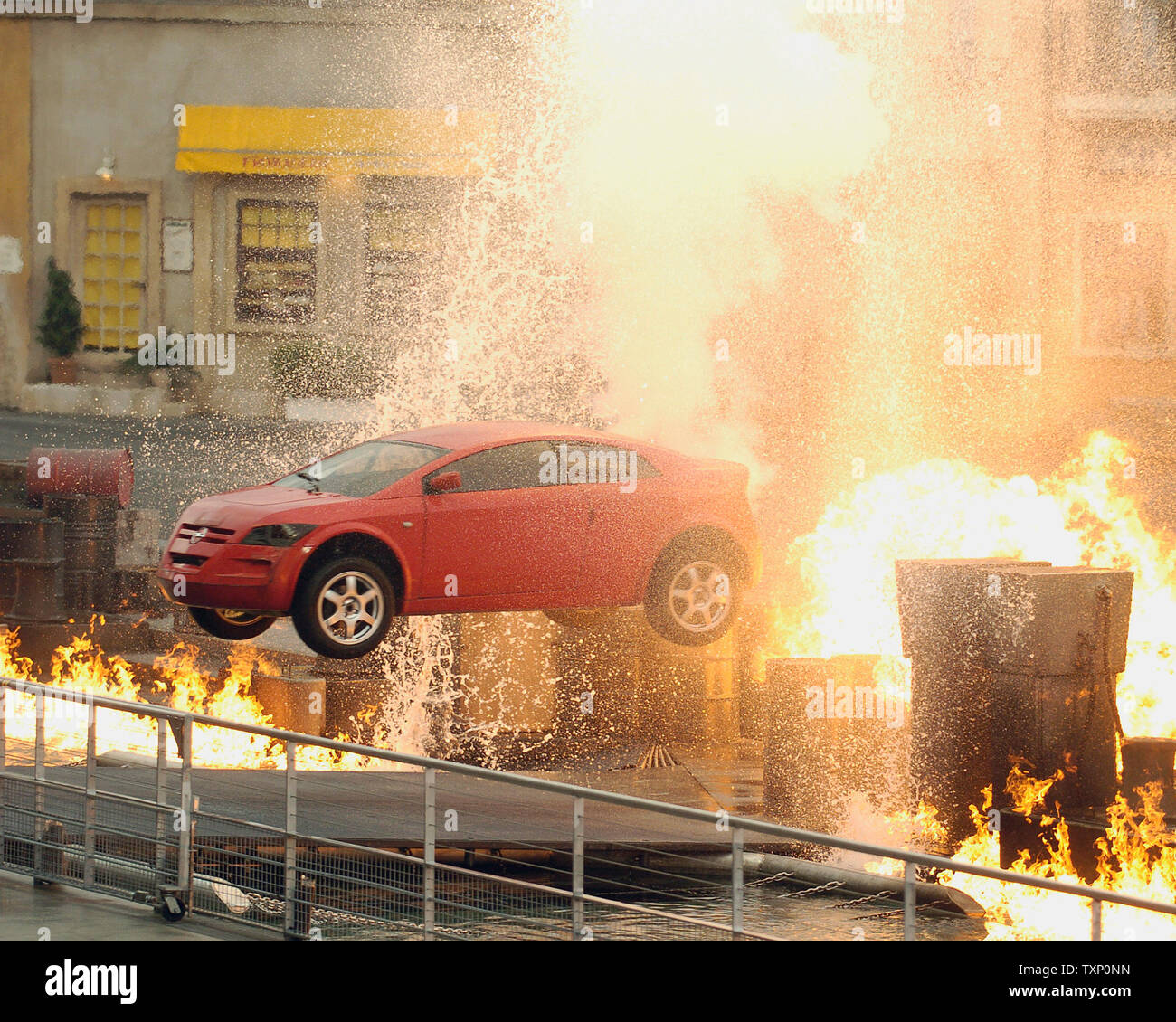 Dans le cadre de la toute nouvelle attracton au Monde de Walt Disney's MGM Studios, un stunt car bondit à travers une paroi de la pyrotechnie en ouverture de la dédicace de la 'lumière', 'Motors', 'Action' Extreme Stunt Show le 4 mai 2005 près d'Orlando, FL. (Photo d'UPI/marin/Cantrell) Banque D'Images