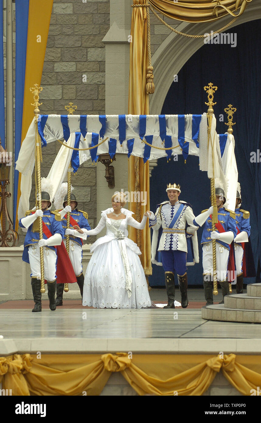 Walt Disney World's nouvelle attraction 'Cinderellabration' ouvert au Magic Kindgom le 5 mai 2004, près d'Orlando, FL. (Photo d'UPI/marin/Cantrell) Banque D'Images