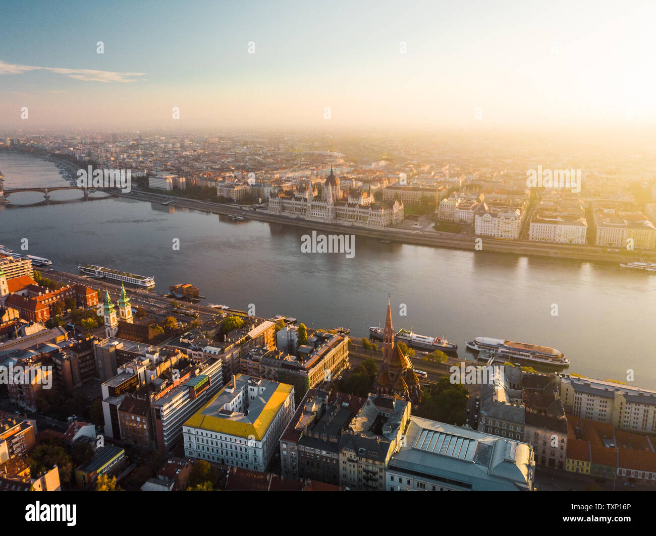 Vue aérienne sur l'édifice du parlement hongrois de dessus en face de la rivière du Danube à Budapest pendant le lever du soleil en automne avec sunshine (Budapest) Banque D'Images