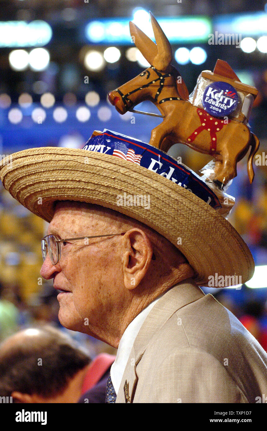 90-year-old-laquais, d'Ormond, en Floride, porte fièrement un âne hat sur le plancher de la Fleet Center sur la deuxième journée de la Convention nationale du Parti démocrate à Boston le 27 juillet 2004. Laquais bénéficie d'informer les gens qu'il est le plus vieil homme délégué au congrès de cette année et qu'il a été un démocrate depuis 1928. (UPI Photo/Greg Whitesell) Banque D'Images