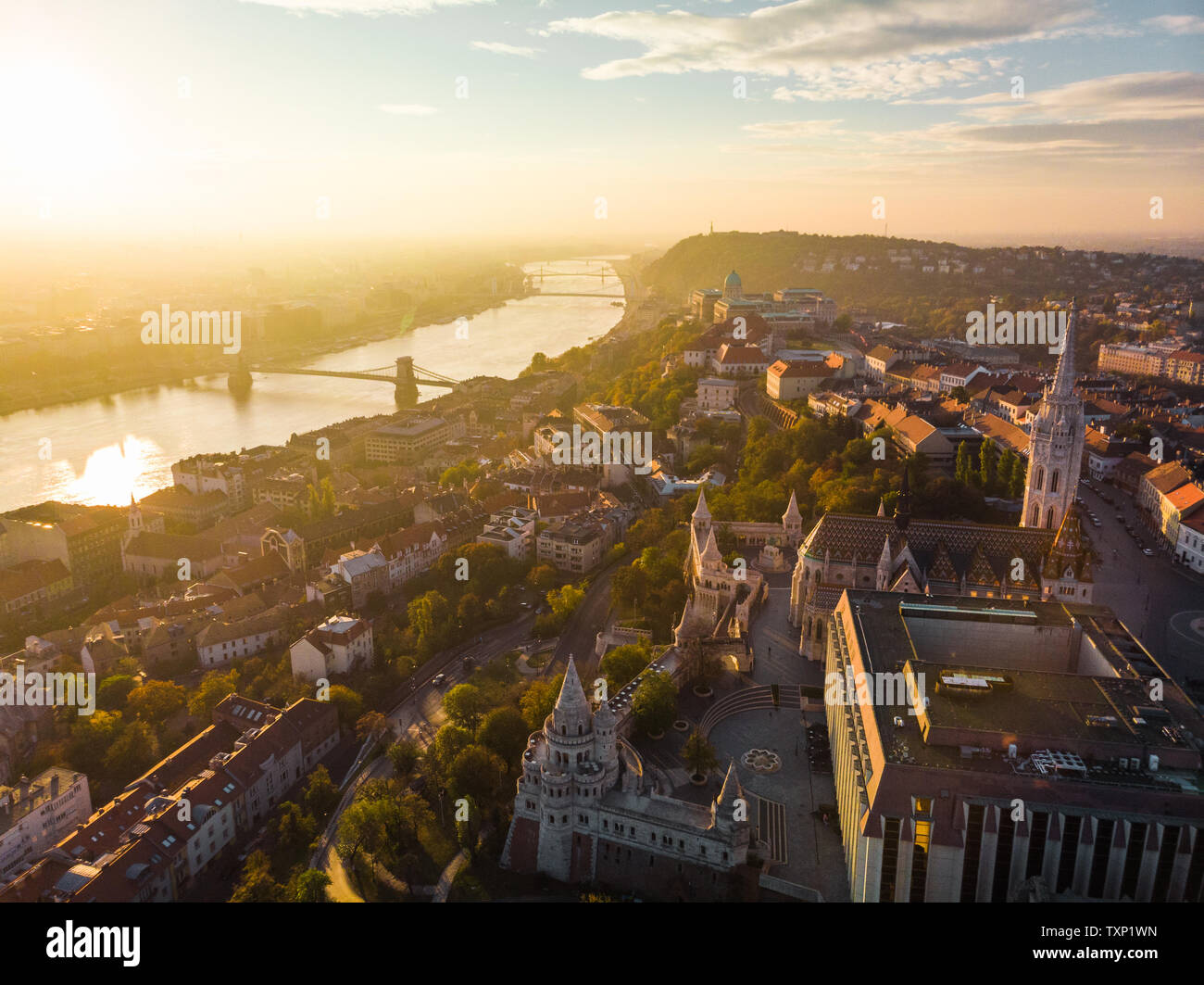 Vue aérienne de l'église Matthias et le Bastion des Pêcheurs de dessus à Budapest pendant le lever du soleil avec Danube et le Pont des Chaînes (Budapest, Hongrie, Europe) Banque D'Images