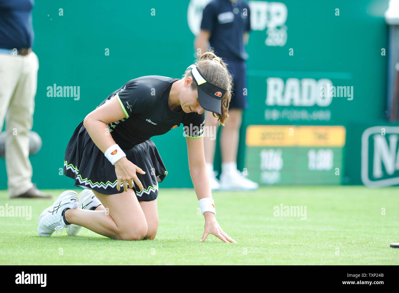 Eastbourne, Royaume-Uni. 25 Juin, 2019. Johanna Konta de Grande-bretagne glisse plus lors de sa victoire sur Maria Sakkari de la Grèce lors de leur deuxième tour de la vallée de la nature qui a eu lieu le tournoi international de tennis du Devonshire Park à Eastbourne . Crédit : Simon Dack/Alamy Live News Banque D'Images