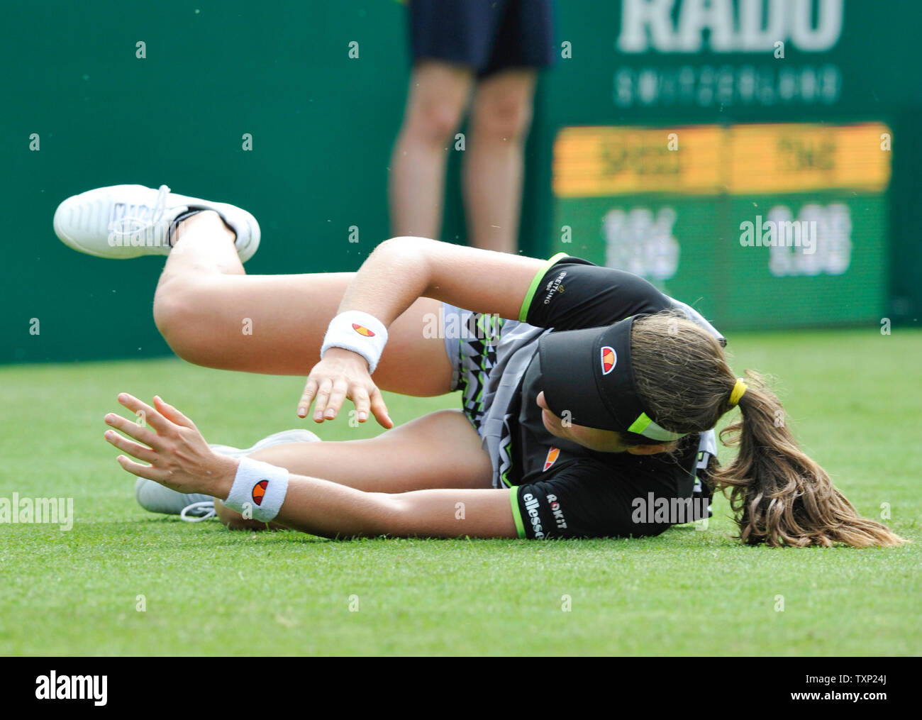Eastbourne, Royaume-Uni. 25 Juin, 2019. Johanna Konta de Grande-bretagne glisse plus lors de sa victoire sur Maria Sakkari de la Grèce lors de leur deuxième tour de la vallée de la nature qui a eu lieu le tournoi international de tennis du Devonshire Park à Eastbourne . Crédit : Simon Dack/Alamy Live News Banque D'Images