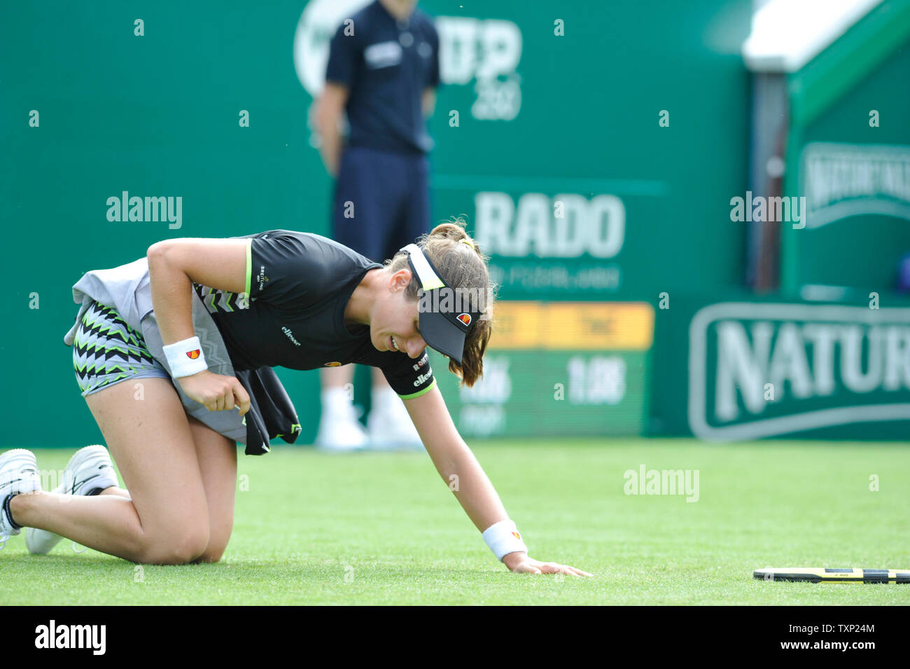 Eastbourne, Royaume-Uni. 25 Juin, 2019. Johanna Konta de Grande-bretagne glisse plus lors de sa victoire sur Maria Sakkari de la Grèce lors de leur deuxième tour de la vallée de la nature qui a eu lieu le tournoi international de tennis du Devonshire Park à Eastbourne . Crédit : Simon Dack/Alamy Live News Banque D'Images
