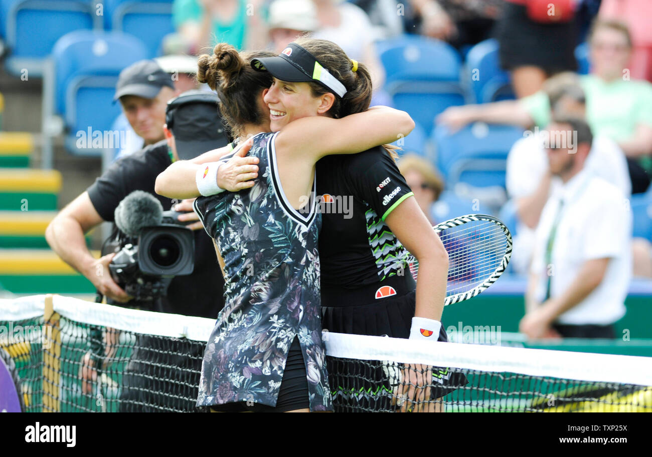Eastbourne, Royaume-Uni. 25 Juin, 2019. Johanna Konta de Grande-bretagne hugs Maria Sakkari de Grèce après sa victoire lors de leur deuxième tour de la vallée de la nature qui a eu lieu le tournoi international de tennis du Devonshire Park à Eastbourne . Crédit : Simon Dack/Alamy Live News Banque D'Images