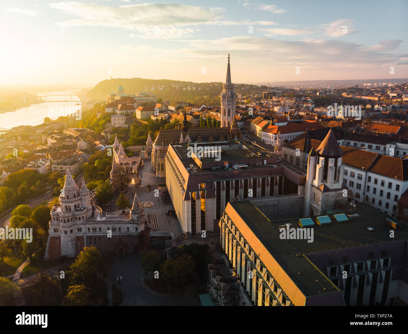 Vue aérienne de l'église Matthias et le Bastion des Pêcheurs de dessus à Budapest pendant le lever du soleil en automne avec ciel dramatique (Budapest, Hongrie, Europe) Banque D'Images