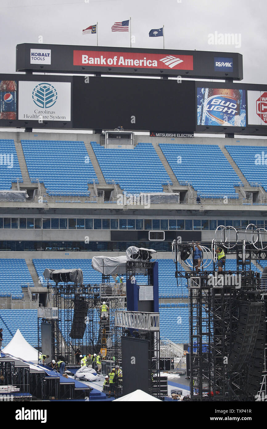 News des équipages et des travailleurs de la construction stade continuer l'enlèvement d'équipement à la Bank of America Stadium lors de la Convention Nationale Démocratique à Charlotte, Caroline du Nord le 5 septembre 2012. La campagne du président américain Barack Obama a modifié jeudi nuit d'Obama l'aspect au Time Warner Cable Arena depuis la piscine du stade de football. UPI/Nell Redmond Banque D'Images