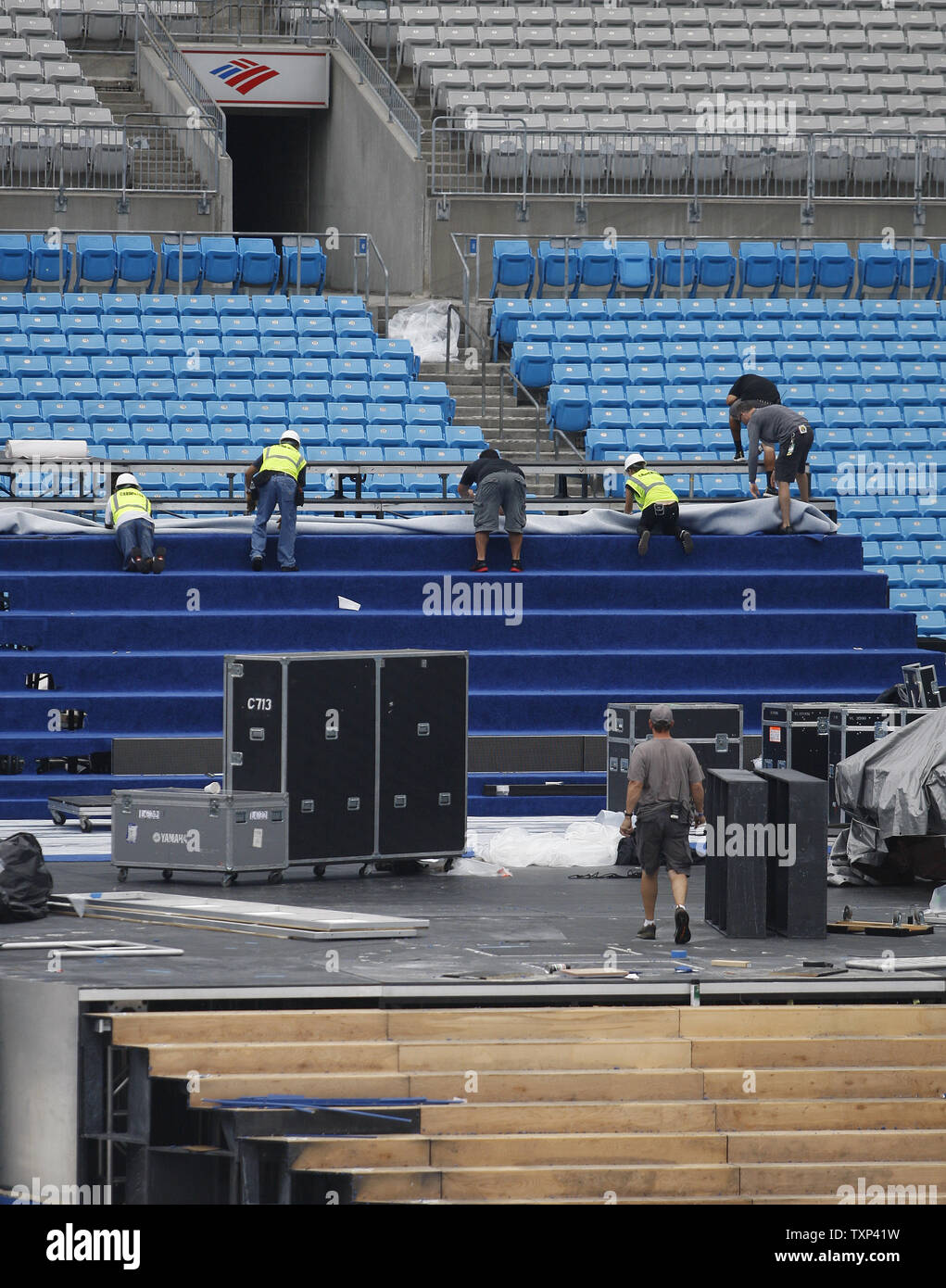 Les constructeurs stade maintenant commencer la dépose de moquette bleue sur le podium à la Bank of America Stadium lors de la Convention Nationale Démocratique à Charlotte, Caroline du Nord le 5 septembre 2012. La campagne du président américain Barack Obama a modifié jeudi nuit d'Obama l'aspect au Time Warner Cable Arena depuis la piscine du stade de football. UPI/Nell Redmond Banque D'Images