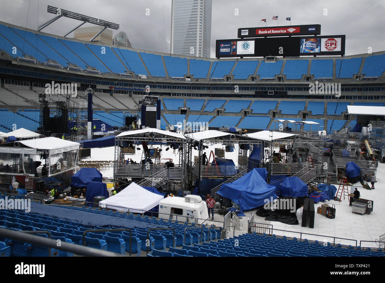 News des équipages et des travailleurs de la construction stade continuer l'enlèvement d'équipement à la Bank of America Stadium lors de la Convention Nationale Démocratique à Charlotte, Caroline du Nord le 5 septembre 2012. La campagne du président américain Barack Obama a modifié jeudi nuit d'Obama l'aspect au Time Warner Cable Arena depuis la piscine du stade de football. UPI/Nell Redmond Banque D'Images