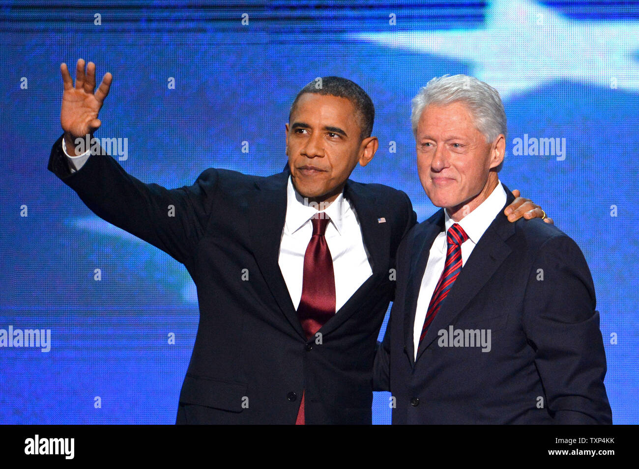 Le président Barack Obama et l'ancien Président Bill Clinton embrasser sur scène après Clinton a prononcé un discours à la Convention Nationale Démocratique à la fois Warner Cable Arena de Charlotte, Caroline du Nord le 5 septembre 2012. UPI/Kevin Dietsch Banque D'Images