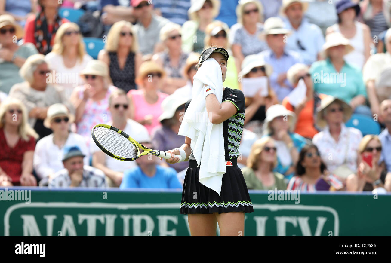 Eastbourne, Royaume-Uni. 25 juin 2019 Grande-bretagne's Johanna Konta essuie la sueur sur son visage pendant son match contre Maria Sakkari de Grèce sur le quatrième jour de la Nature Valley International à Devonshire Park. Credit : James Boardman / TPI / Alamy Live News Banque D'Images