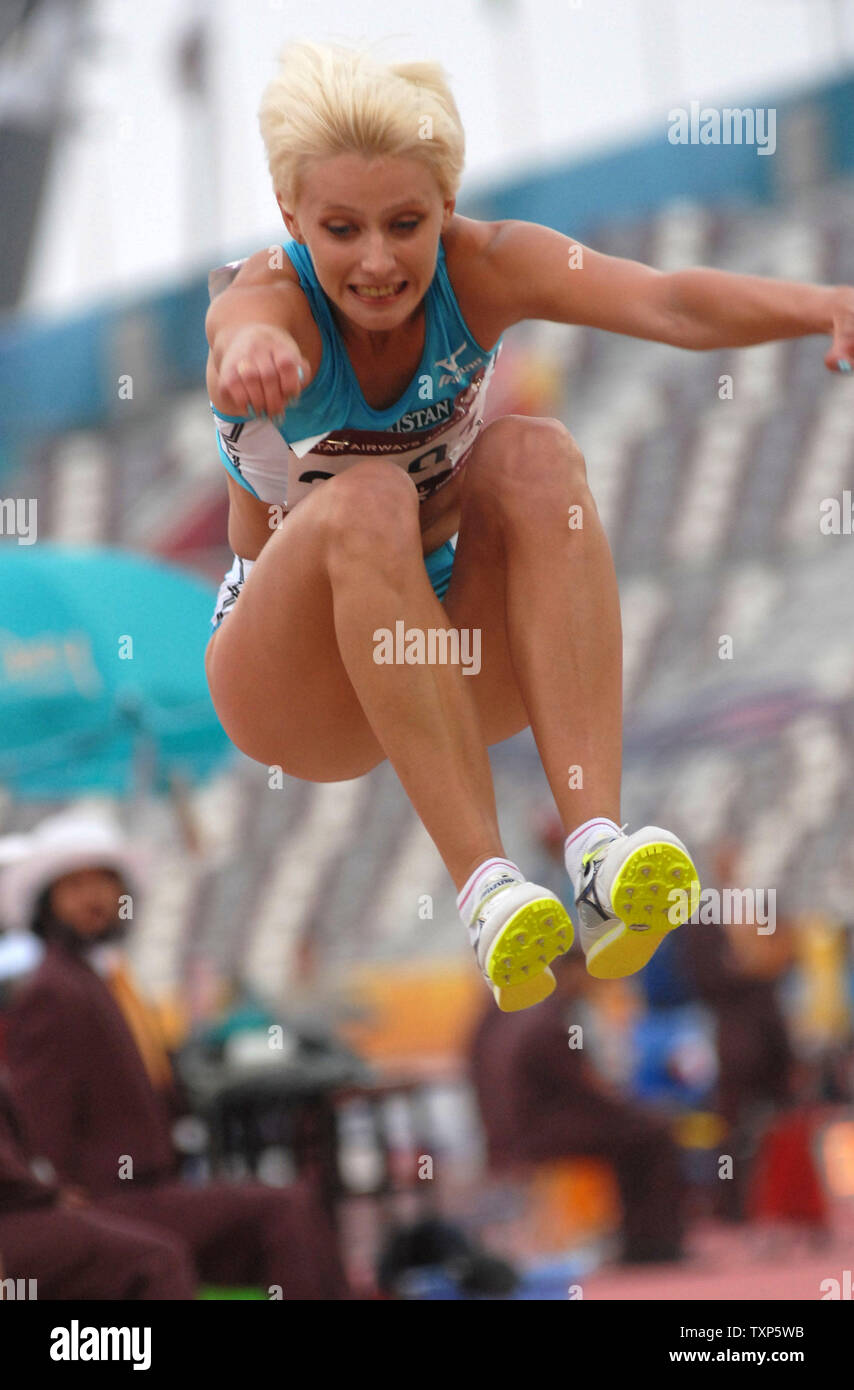 La CORRECTION DE DATE -- L'Ouzbékistan Anastasiya Juravleva remporte la médaille d'argent au triple saut femmes lors de la 15e Jeux Asiatiques à Doha au Qatar, le lundi, 11 décembre 2006. China's Limel Xis remporte la médaille d'or et de Chine, Qian Li remporte la médaille de bronze. 13 000 athlètes de 39 pays sont en compétition dans 45 épreuves sportives sur deux semaines. Les jeux prendront fin le 15 décembre. (Photo d'UPI/Norbert Schiller) Banque D'Images