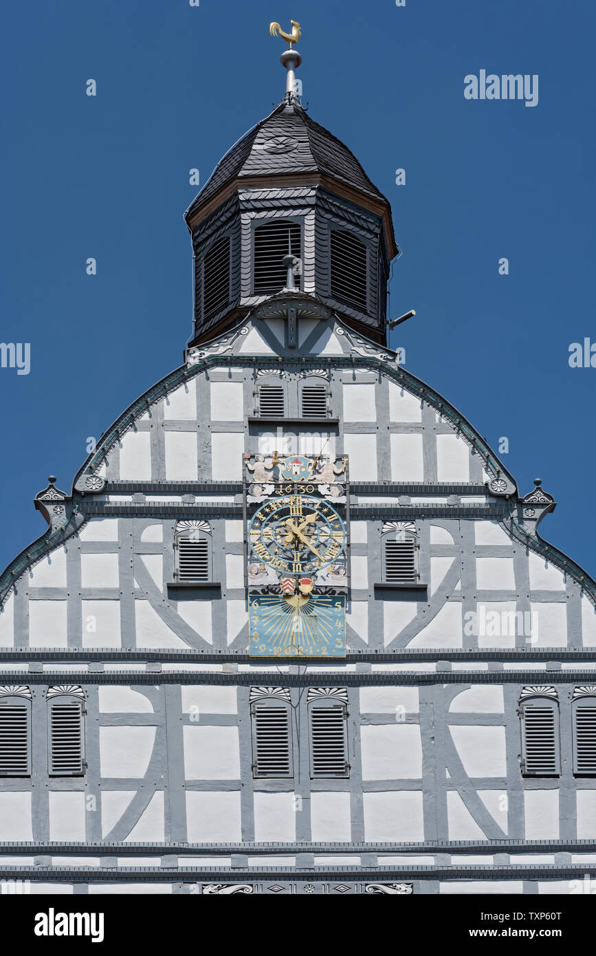 Hôtel de ville historique à la place du marché dans la vieille ville de butzbach allemagne Banque D'Images