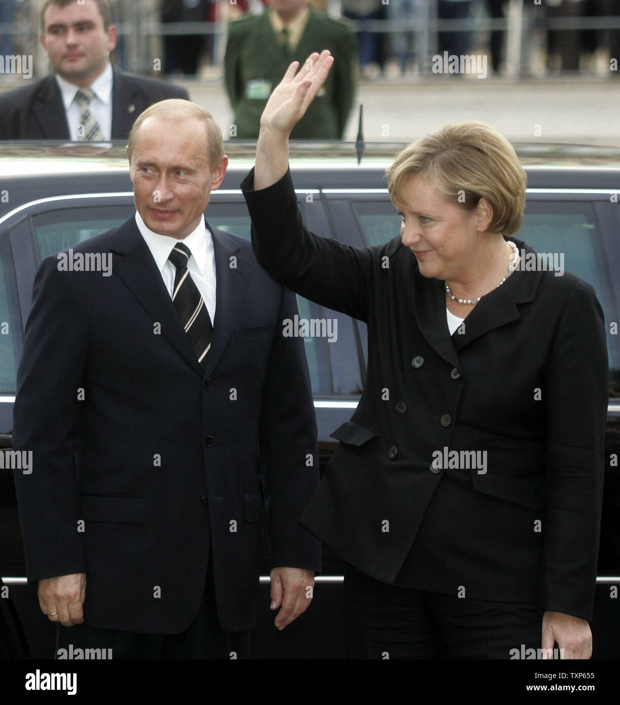 La chancelière allemande Angela Merkel (R) vagues comme elle se félicite le président russe Vladimir Poutine lors des négociations bilatérales à Dresde le 10 octobre 2006. Poutine et Merkel va discuter du programme nucléaire de l'Iran et de plus en plus de liens économiques germano-russe, également les deux dirigeants vont rejoindre les deux jours de la conférence de Dialogue Petersburg germano-russe dans la ville allemande de l'Est. (Photo d'UPI/Anatoli Zhdanov) Banque D'Images
