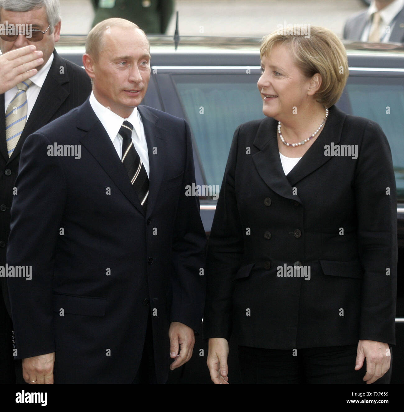 La chancelière allemande, Angela Merkel, se félicite le président russe Vladimir Poutine lors des négociations bilatérales à Dresde le 10 octobre 2006. Poutine et Merkel va discuter du programme nucléaire de l'Iran et de plus en plus de liens économiques germano-russe, également les deux dirigeants vont rejoindre les deux jours de la conférence de Dialogue Petersburg germano-russe dans la ville allemande de l'Est. (Photo d'UPI/Anatoli Zhdanov) Banque D'Images