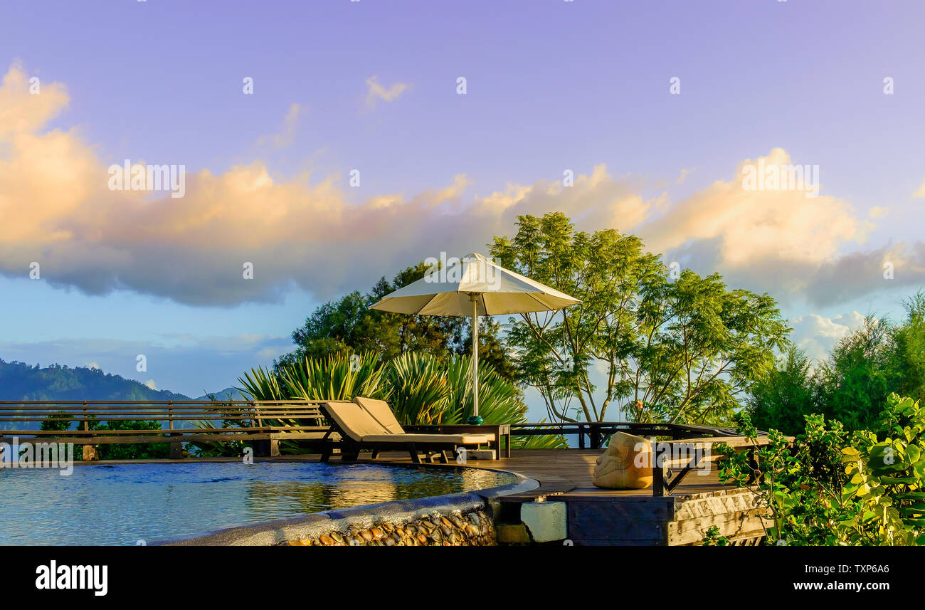 Les Blue Mountains, la Jamaïque, Dec 2018, Strawberry Hill Piscine de l'hôtel au coucher du soleil Banque D'Images