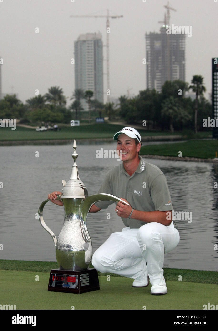 La Suède s'agenouille à côté de Henrik Stenson son trophée après avoir été couronné vainqueur du Dubai Desert Classic le dimanche 4 février 2007. Stenson a tiré un 4-sous 68 dimanche pour gagner le Desert Classic, la finition d'un en avant de Ernie Els et deux en face de champion Tiger Woods. (Photo d'UPI/Kamal El-Moghrabi) Banque D'Images