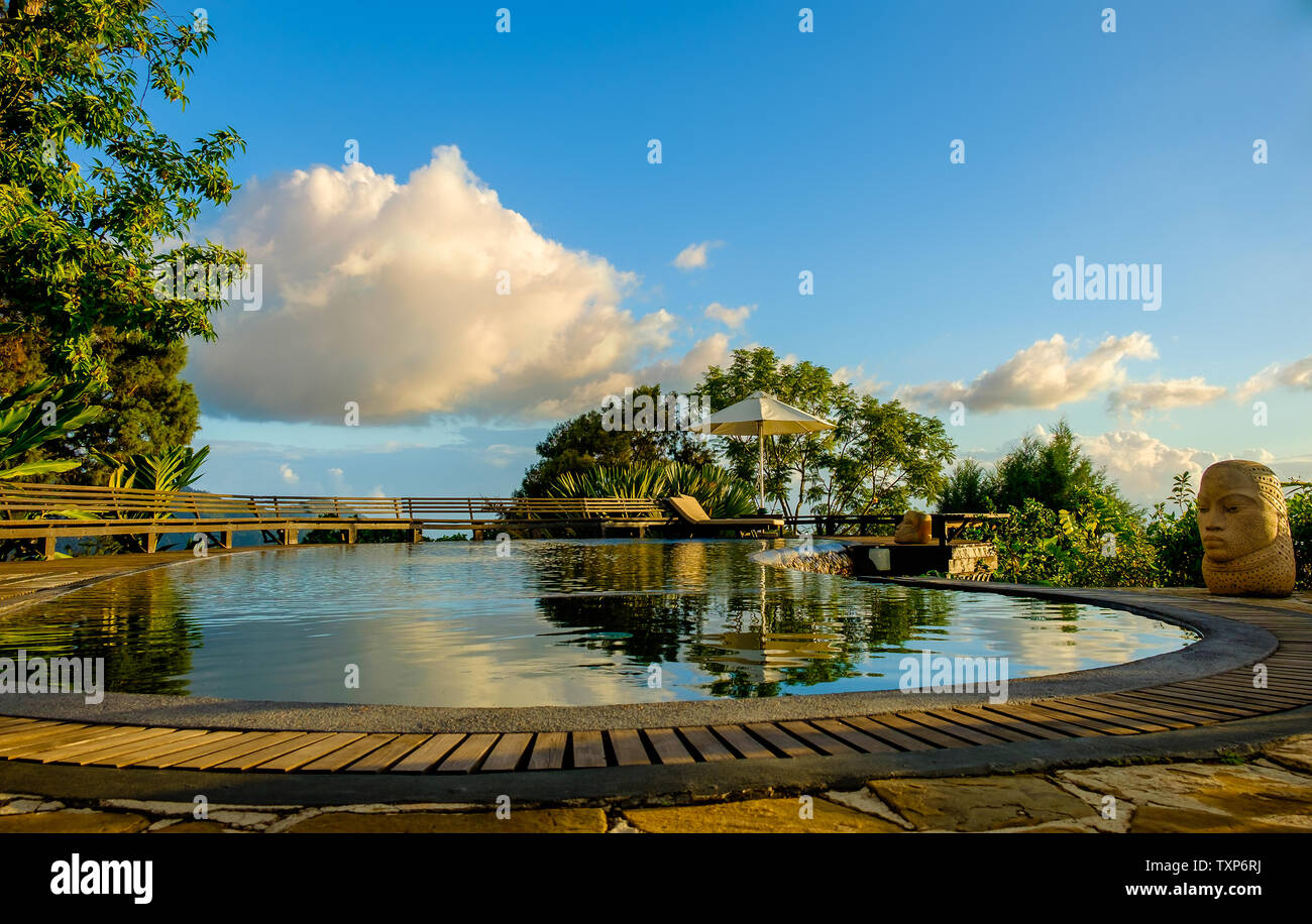 Les Blue Mountains, la Jamaïque, Dec 2018, Strawberry Hill piscine de l'hôtel au coucher du soleil Banque D'Images