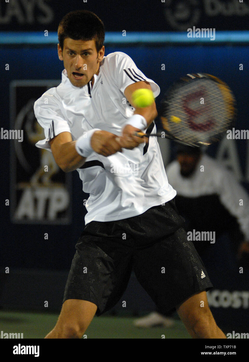 De la Serbie de Novak Djokovic renvoie un ballon de Fabrice Santoro, de la France, au cours de la Dubai Tennis Championships le 5 mars 2008. Djokovic a remporté le match 6-3, 7-6. (Photo d'UPI/Norbert Schiller) Banque D'Images
