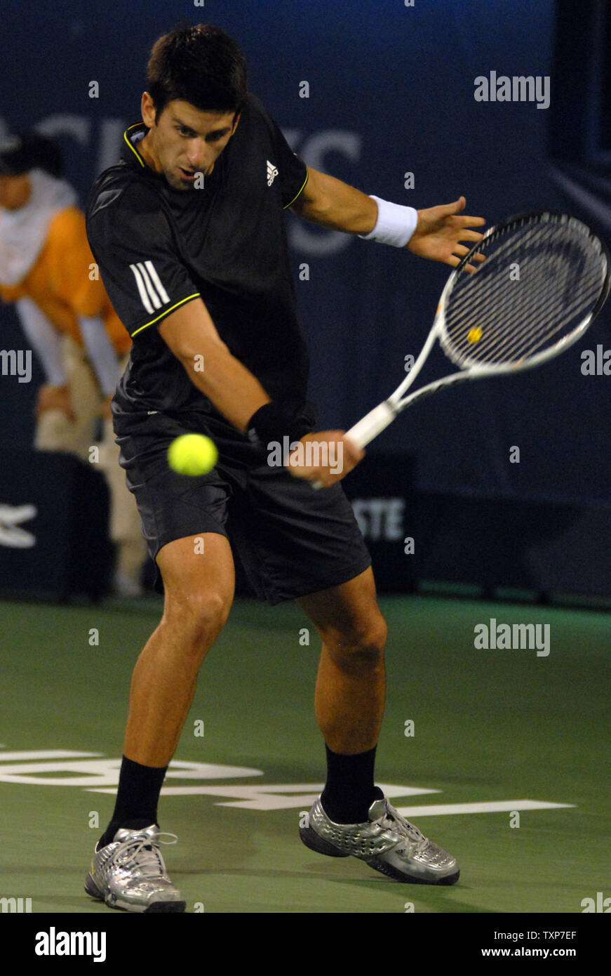 Le monde n°3, Novak Djokovic, à partir de la Serbie renvoie la balle de son adversaire Jan Hernych à partir de la République tchèque sur le troisième jour de la Men's Dubai Tennis Championships, le 25 février 2009. (Photo d'UPI/Norbert Schiller) Banque D'Images