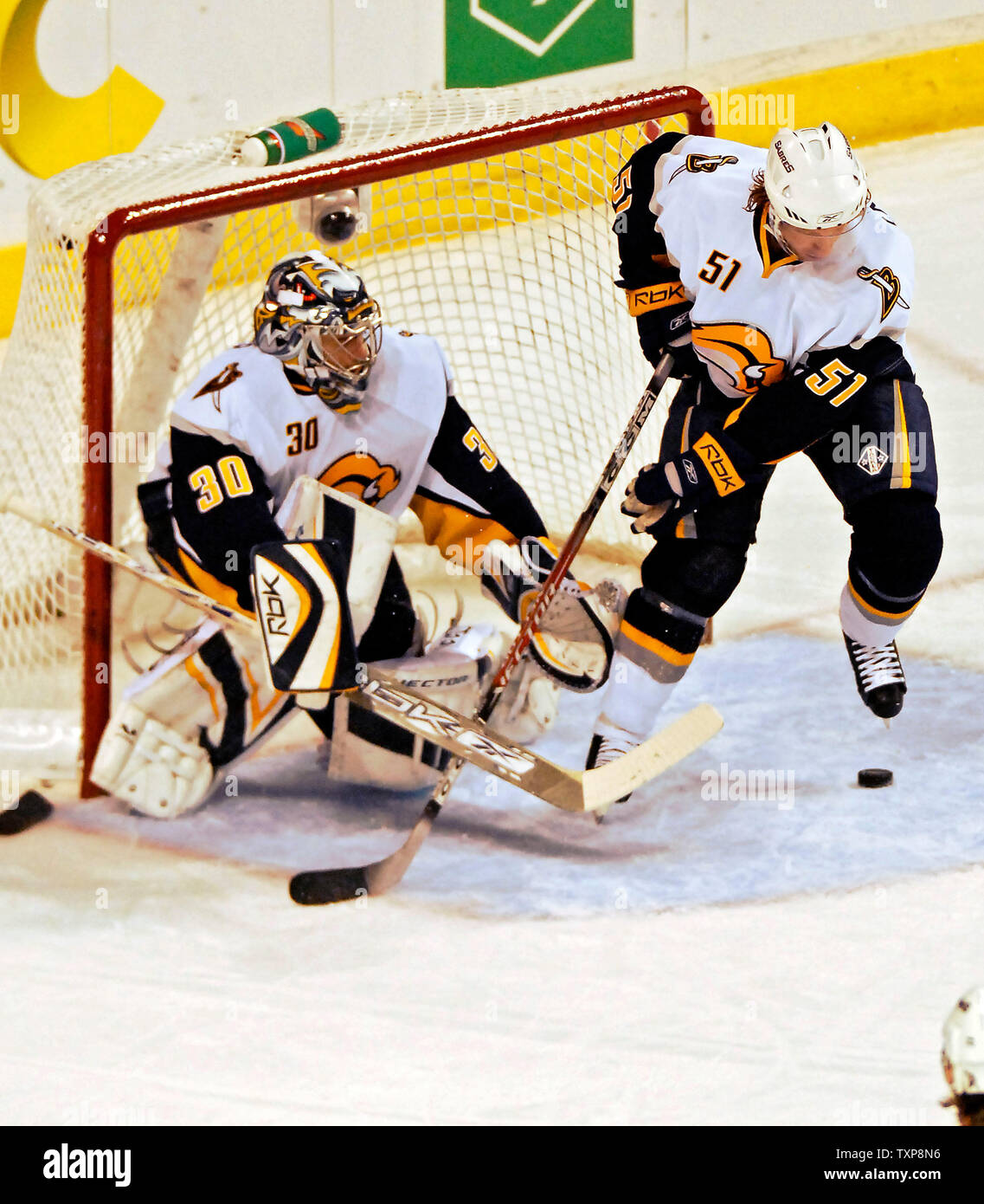 Sabres de Buffalo le défenseur Brian Campbell (51) efface la sonde de l'enceinte en tant que gardien Ryan Miller (30) garde le filet dans la première période contre les Canadiens de Montréal au Centre Bell à Montréal, Canada le 23 octobre 2006. (Photo d'UPI/Ed Wolfstein) Banque D'Images