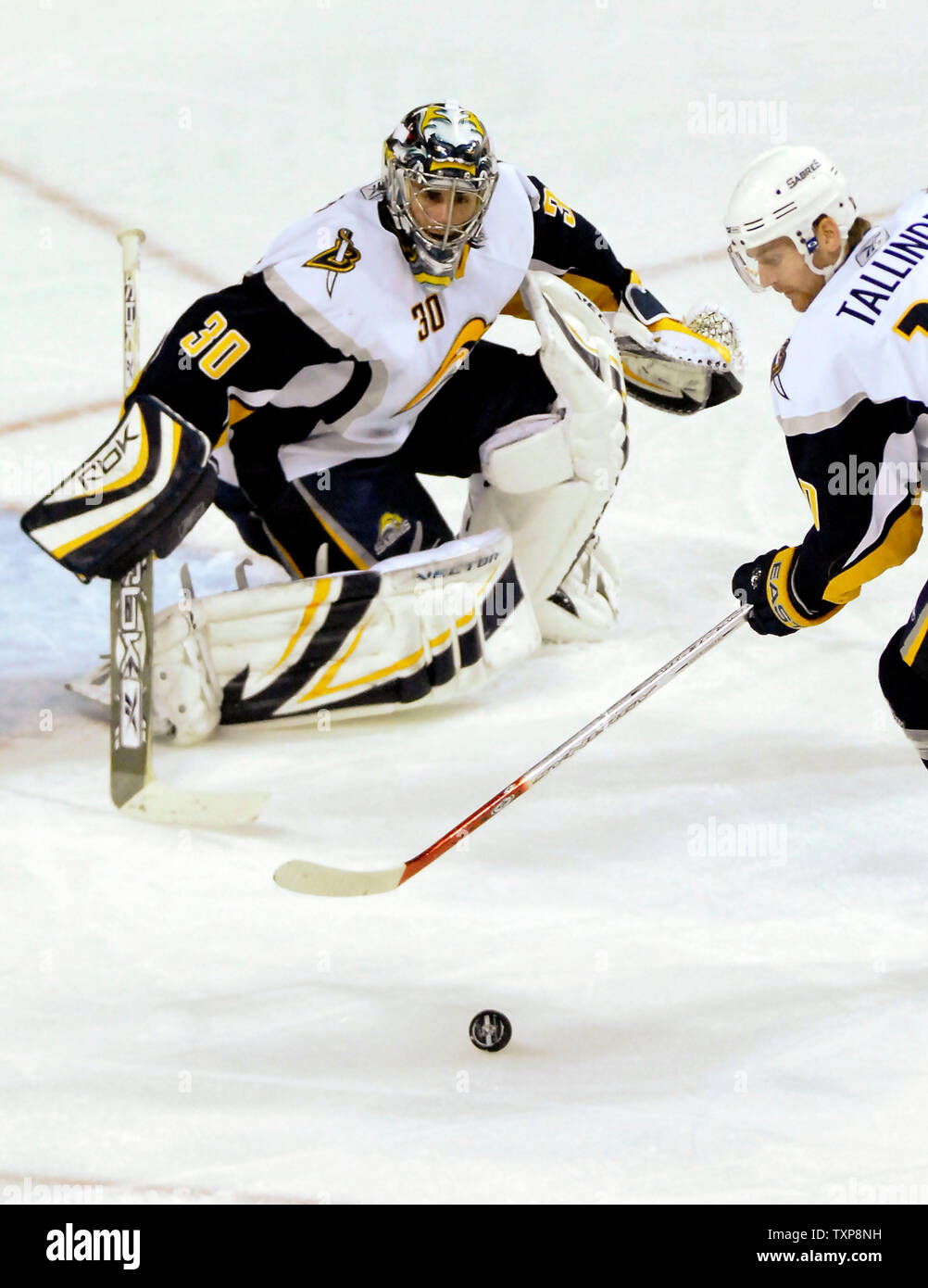 Gardien de Sabres de Buffalo Ryan Miller (30) fait un pad enregistrer en troisième période contre les Canadiens de Montréal au Centre Bell à Montréal, Canada le 23 octobre 2006. Le Canadien défait les sabres 4-1 pour augmenter leur saison-ouverture de victoires à 9 jeux . (Photo d'UPI/Ed Wolfstein) Banque D'Images