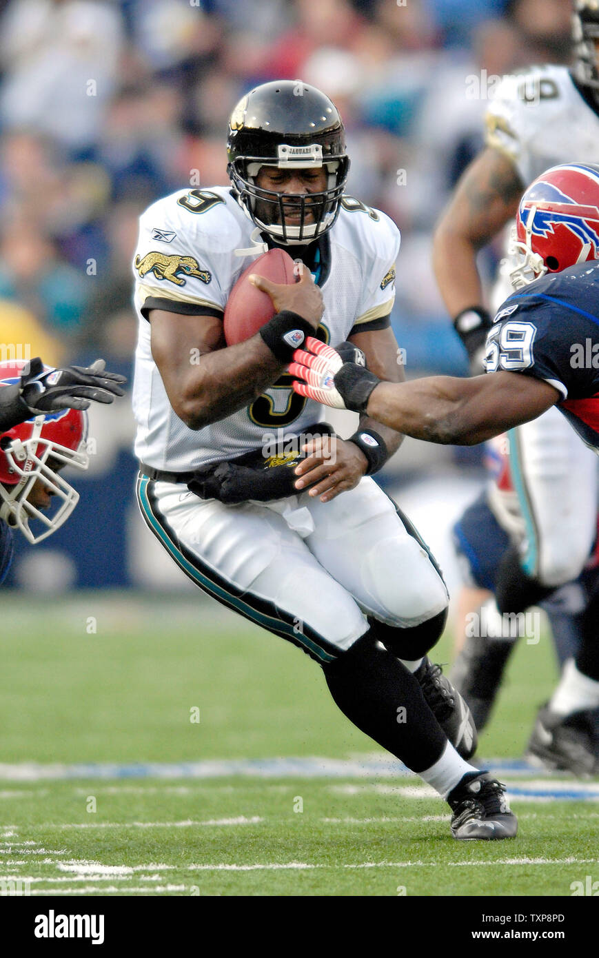 Jacksonville Jaguars quarterback David Garrard (9) exécute pour court-métrage sur un keeper jouer au troisième trimestre contre les Bills de Buffalo au Ralph Wilson Stadium in orchard Park, NEW YORK, le 26 novembre 2006. Les factures défait les jaguars 27-24. (Photo d'UPI/Ed Wolfstein) Banque D'Images