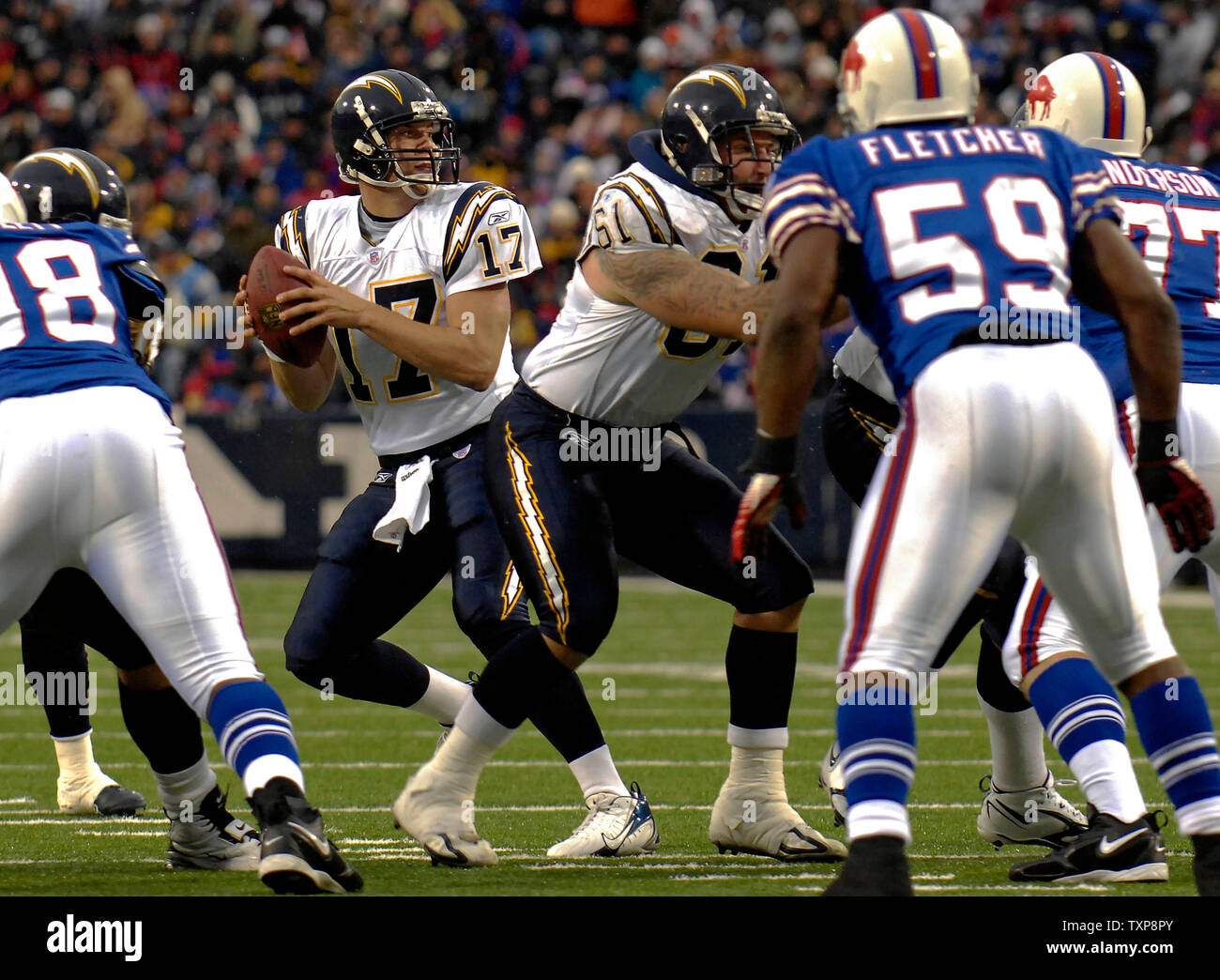 San Diego Chargers quart-arrière Philip Rivers (17) revient à passer au deuxième trimestre contre les Bills de Buffalo au Ralph Wilson Stadium in orchard Park, New York le 3 décembre 2006. Les accusations a défait les factures 24-21. (Photo d'UPI/Ed Wolfstein) Banque D'Images